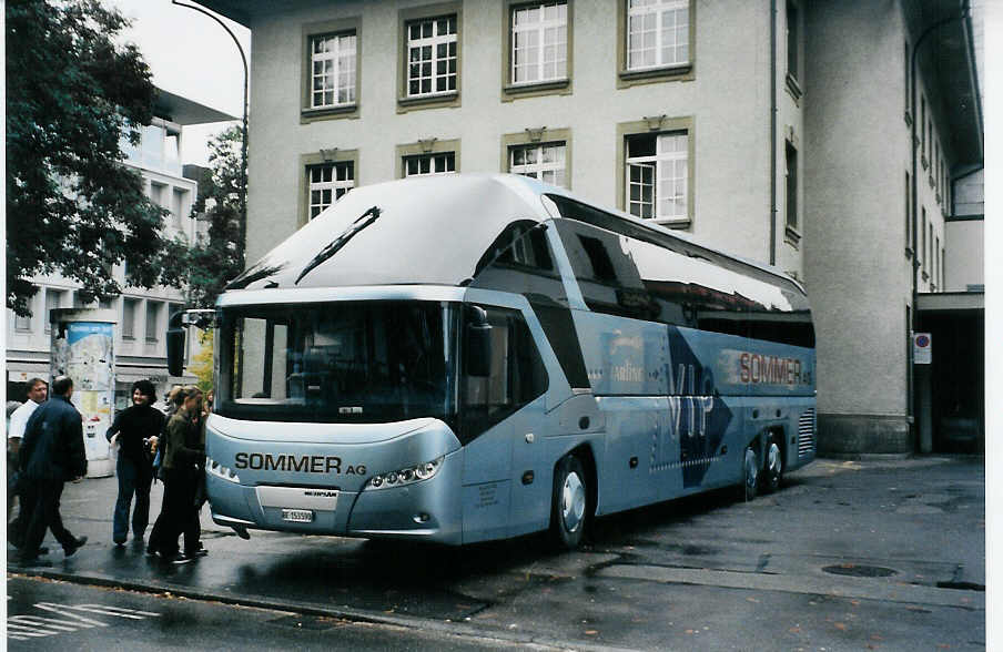 (081'036) - Sommer, Grnen - BE 153'590 - Neoplan am 19. Oktober 2005 beim Bahnhof Burgdorf