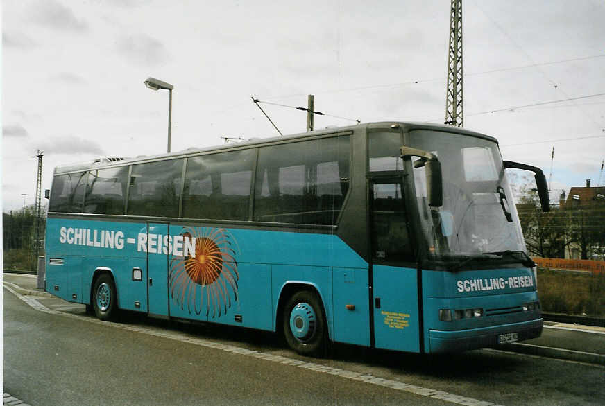 (081'717) - Schilling, Heudorf - SIG-SG 901 - Drgmller am 3. Dezember 2005 beim Bahnhof Freiburg