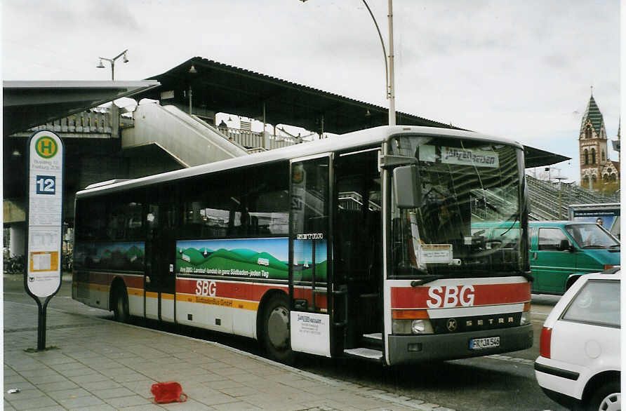 (081'720) - Janzen, Freiburg - FR-JA 546 - Setra am 3. Dezember 2005 beim Bahnhof Freiburg