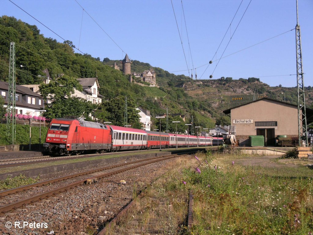 101 013-1 zieht den EC 115 Dortmund - Klagenfurt durch Bacharach. 24.07.08
