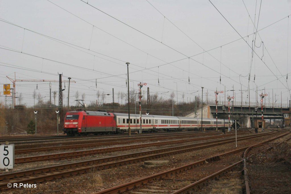 101 022-2 schiebt ein IC durch Leipzig Schnefeld. 12.03.11