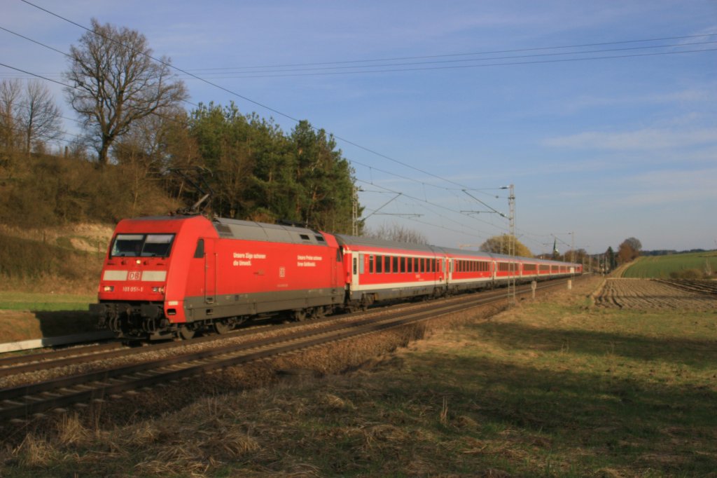 101 051-1 mit RE4040 nach Ingolstadt bei Fahlenbach. 24.03.11