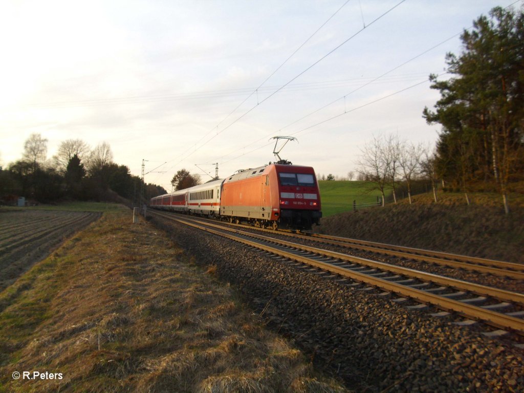 101 054-5 schiebt RE nach Nrnberg bei Fahlenbach. 24.03.11