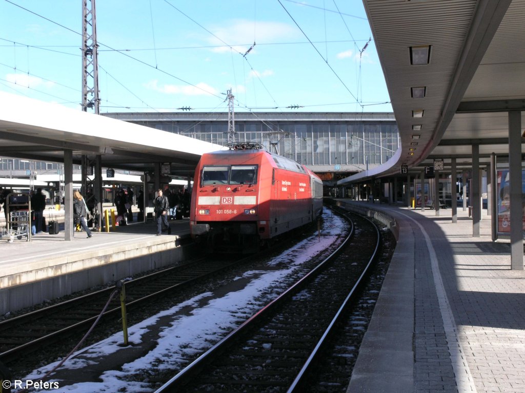 101 058-6 wartet in Mnchen HBF mit einem Ec Klagenfurt auf die Abfahrt. 21.02.10