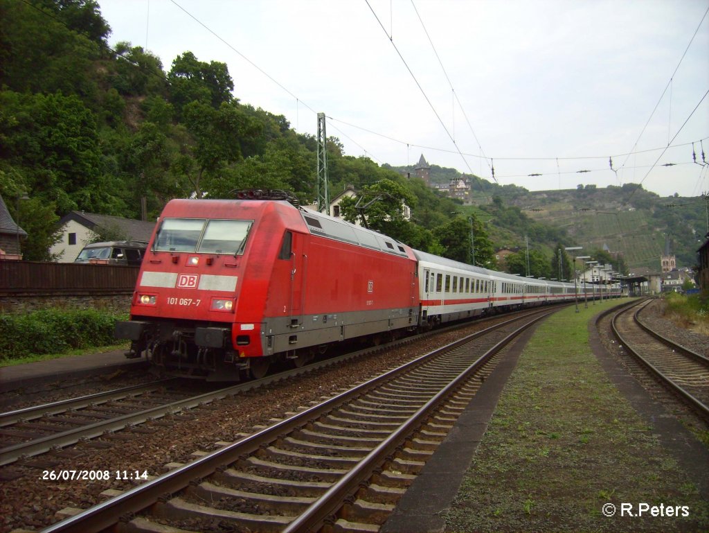 101 067-7 durchfhrt Bacharach mit den IC 2622 Dortmund – Basel Bad. 26.07.08
