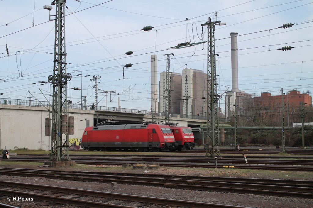 101 090-9 und 120 143-3 Pausieren in Frankfurt/Main. 15.04.13