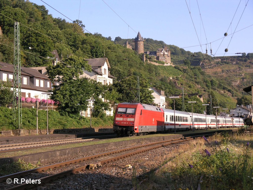 101 122-0 schiebt den IC 2310 Westerland(Sylt) durch Bacharach. 24.07.08
