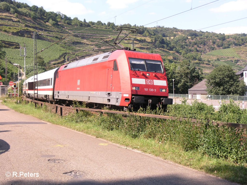 101 130-3 zieht bei Oberwesel den IC 1819 Kln HBF – Stuttgart die linke Rheinstrecke runter. 24.07.08
