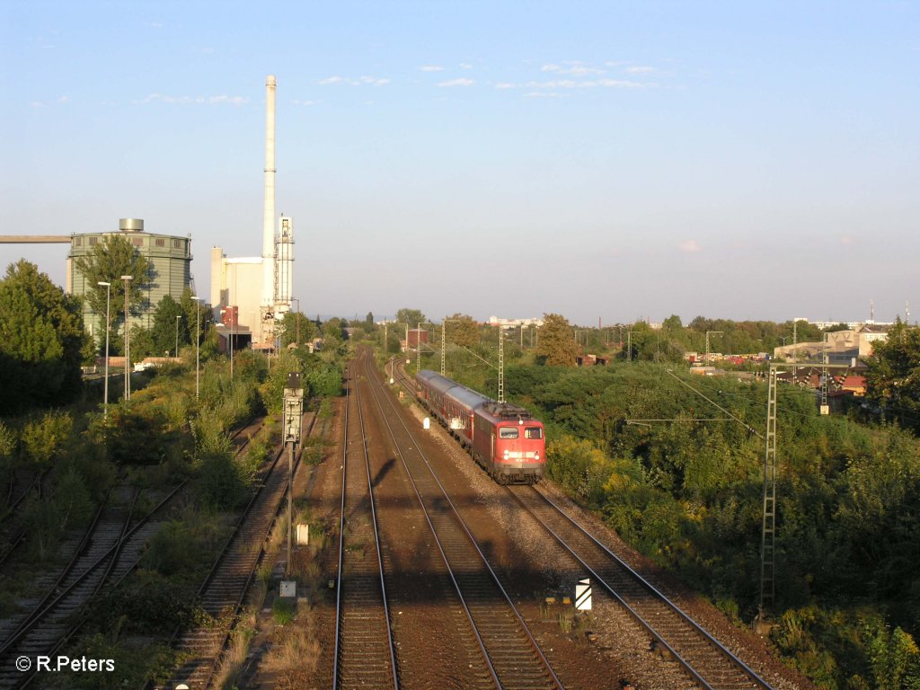 110 457-9 fhrt in Regensburg mit den RE4259 Regensburg ein. 27.08.09
