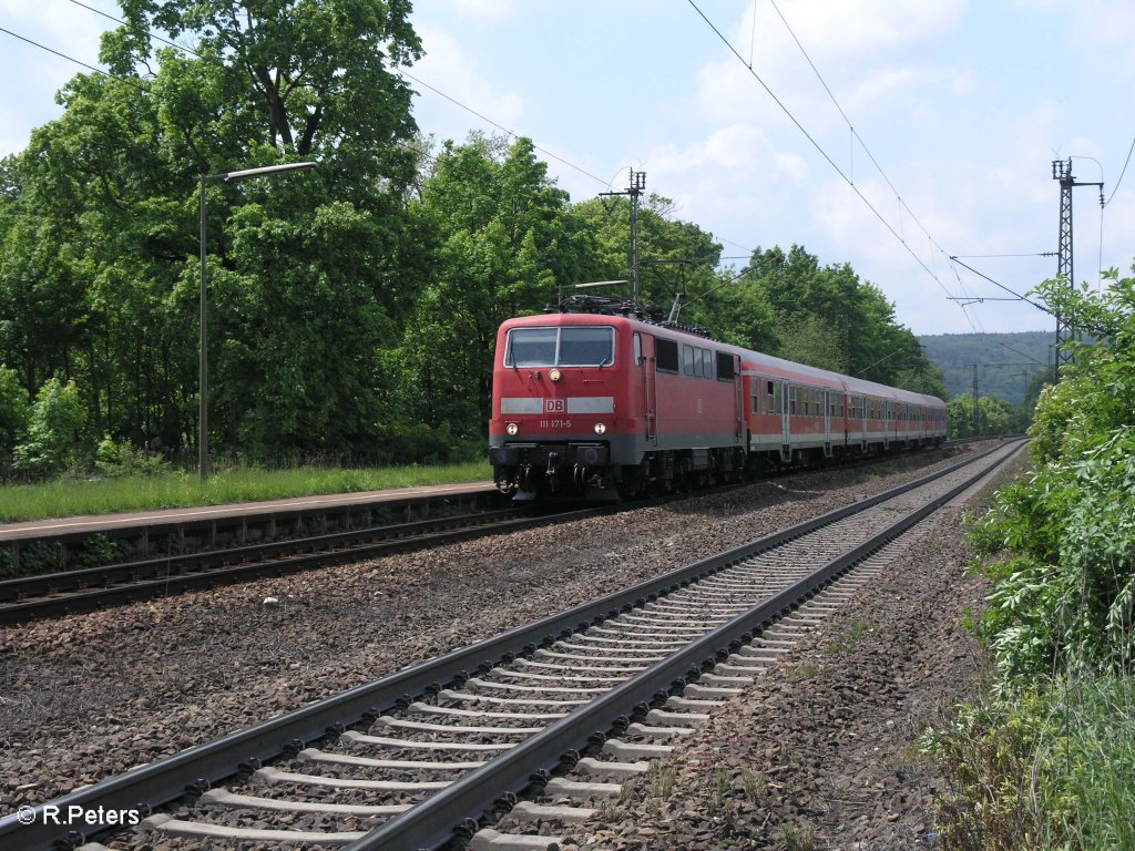 111 171-5 zieht bei Regensburg-Prfering eine RB Plattling. 09.05.09