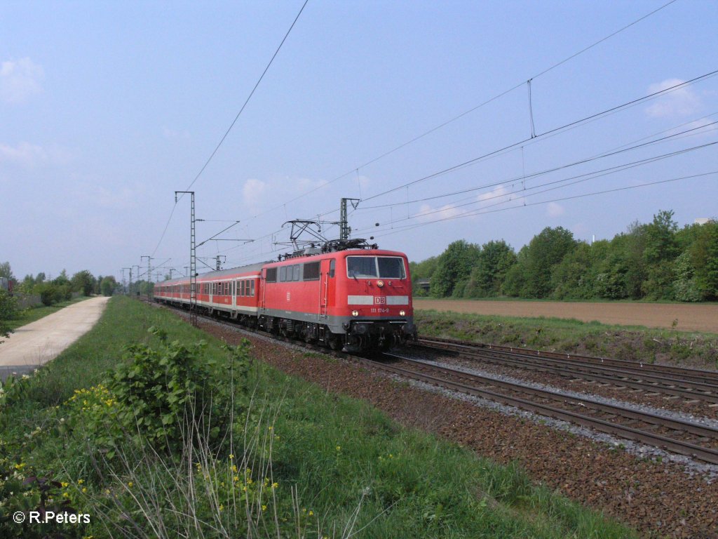 111 174-9 zieht bei Obertraubling eine RB Plattling. 01.05.09