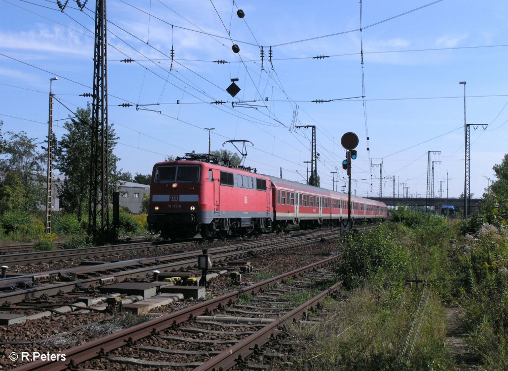 111 175-6 fhrt mit der RB 32522 Regensburg HBF an Regensburg Ost vorbei. 09.09.09
