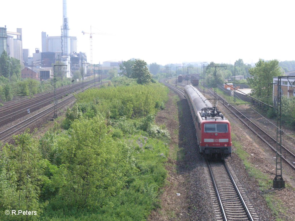 111 175-6 verlsst Regensburg mit einer RB Plattling geschoben. 01.05.09