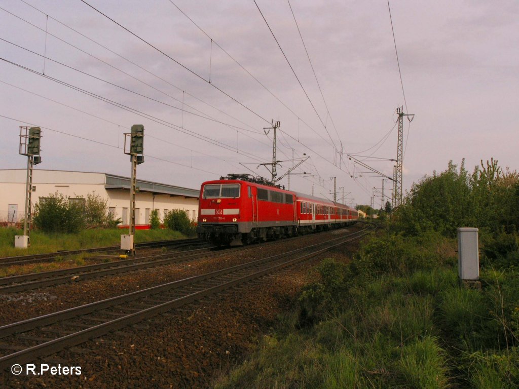 111 176-4 verlsst Obertraubling mit einer RB Neuenmarkt/Oberpfalz. 03.05.08