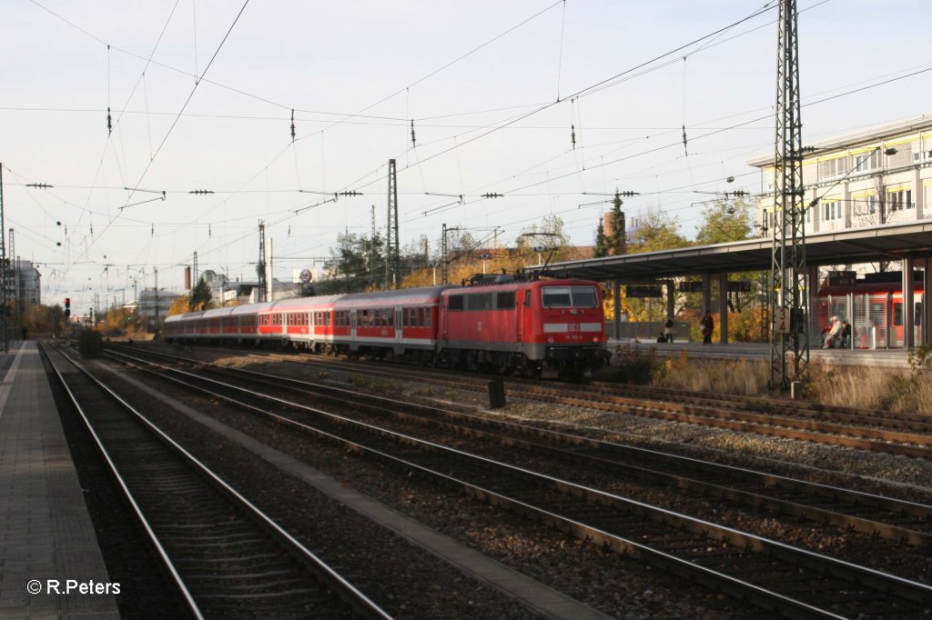 111 180-6 schiebt ein RE am Heimeranplatz vorbei. 04.11.10