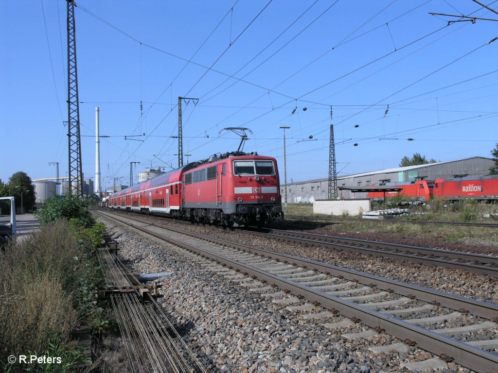 111 180-6 schiebt den RE Nrnberg bei Regensburg Ost. 09.09.09