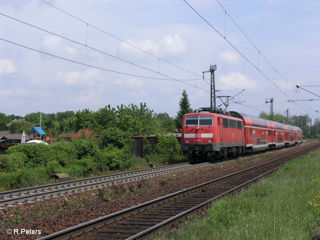 111 185-5 zieht den RE 4248 Nrnberg durch Regensburg-Prfering. 09.05.09
