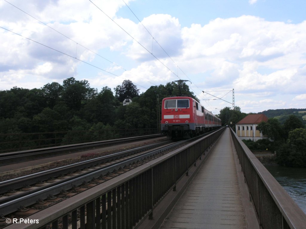 111 187-1 schiebt eine RB Neumarkt(Oberpfalz) ber die Donaubrcke bei Regensburg. 20.06.09