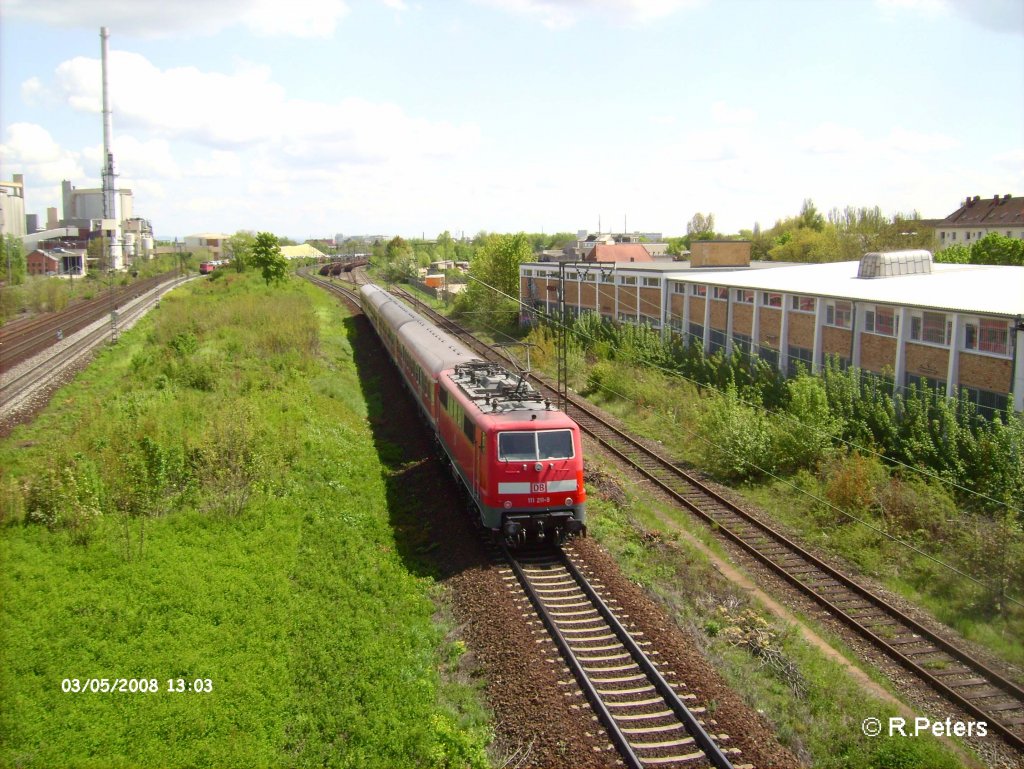 111 211-9 schiebt eine RB Plattling durch Regensburg. 03.05.08