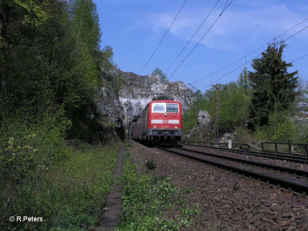 111 212-7 zieht den RE4243 Nrnberg - Mnchen durchs Felsentor. 29.04.10