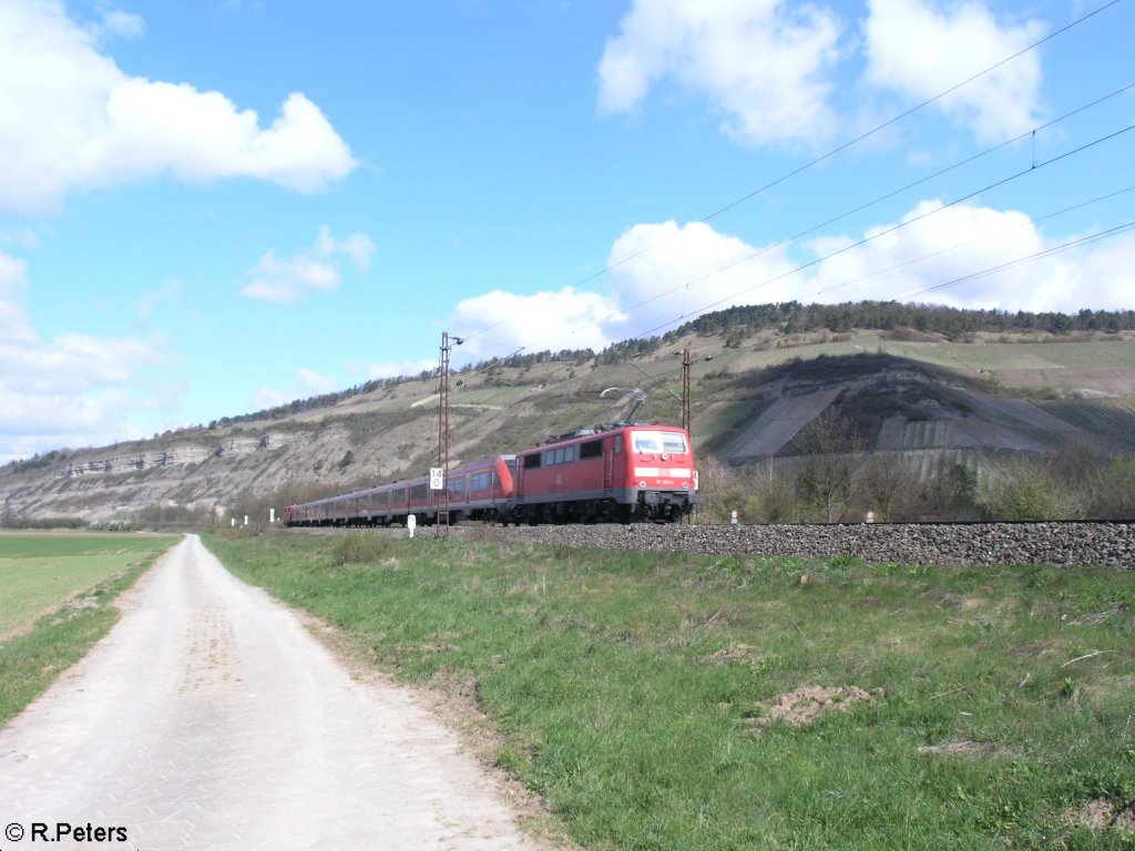 111 223 und eine Schwester Maschine befrdern den RE Frankfurt/Main bei Thngersheim. 10.04.10