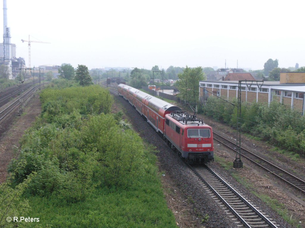 111 226-7 verlsst Regensburg mit ein RE nach Mnchen geschoben. 01.05.09