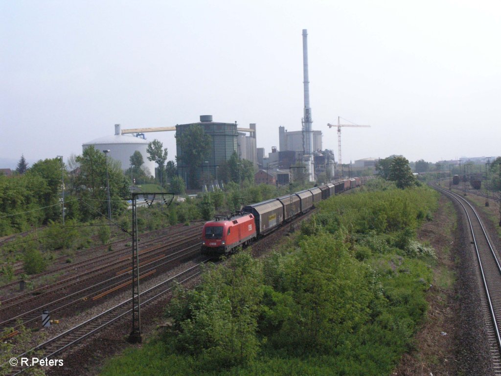 1116 010 erreicht regensburg mit ein gedeckten Gterzug. 01.05.09