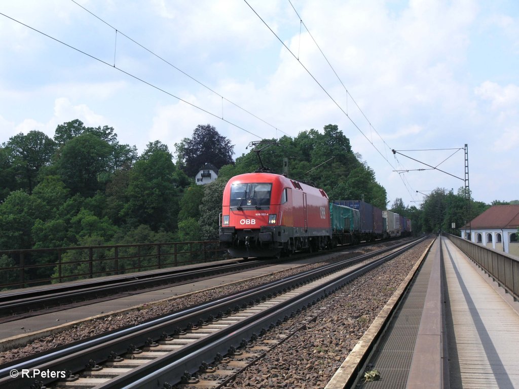 1116 022-4 zieht ein Containerzug ber die Donaubrcke bei regensburg-Prfering. 09.05.09