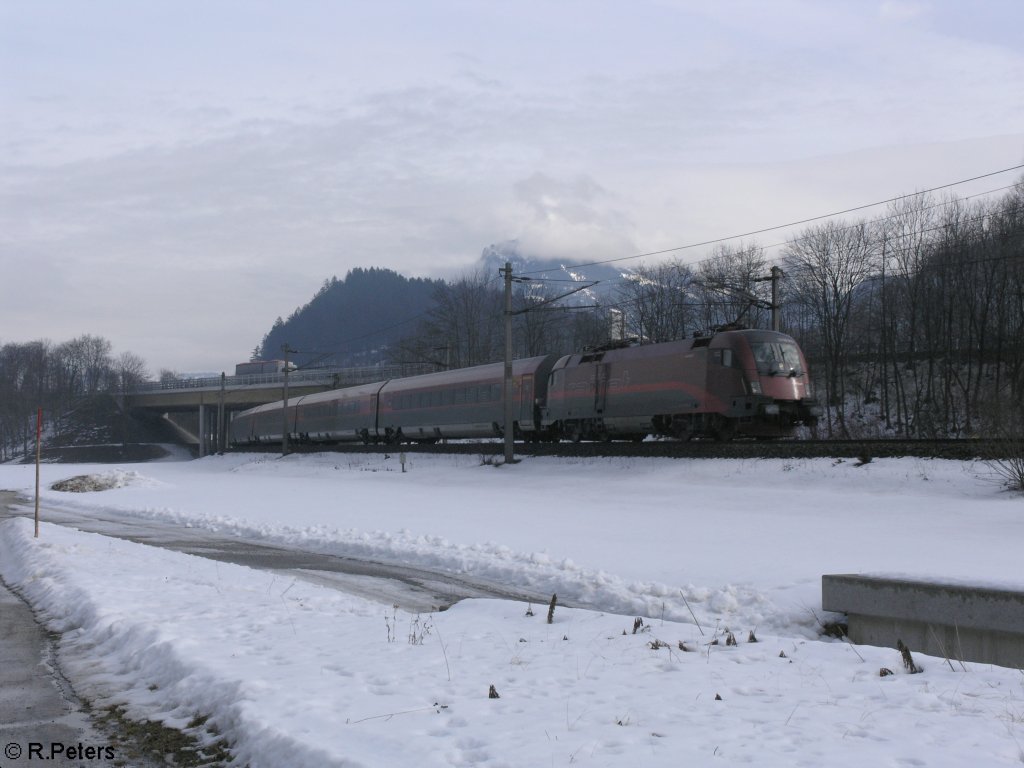 1116 215 und 218 ziehen bei Kufstein mit ein RJ in Richtung Innsbruck. 18.02.10