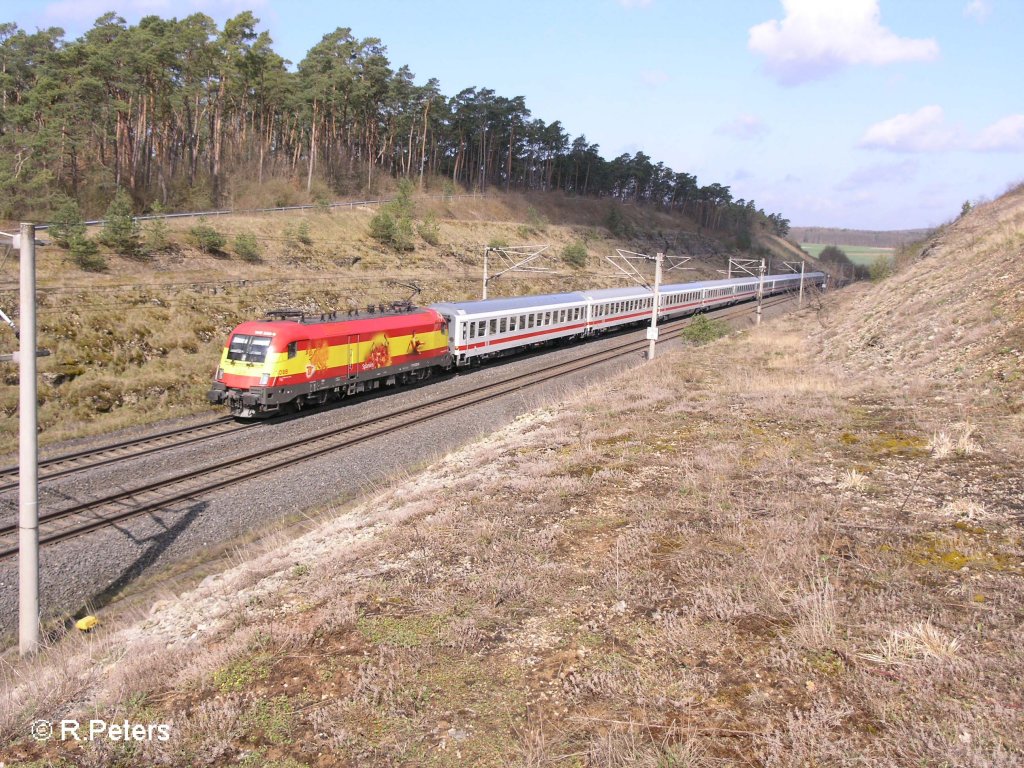 1116 232-8 zieht ein IC2028 Hamburg – Berchtesgarden bei Nantenbach kurz vor Wrzburg. 12.04.08

