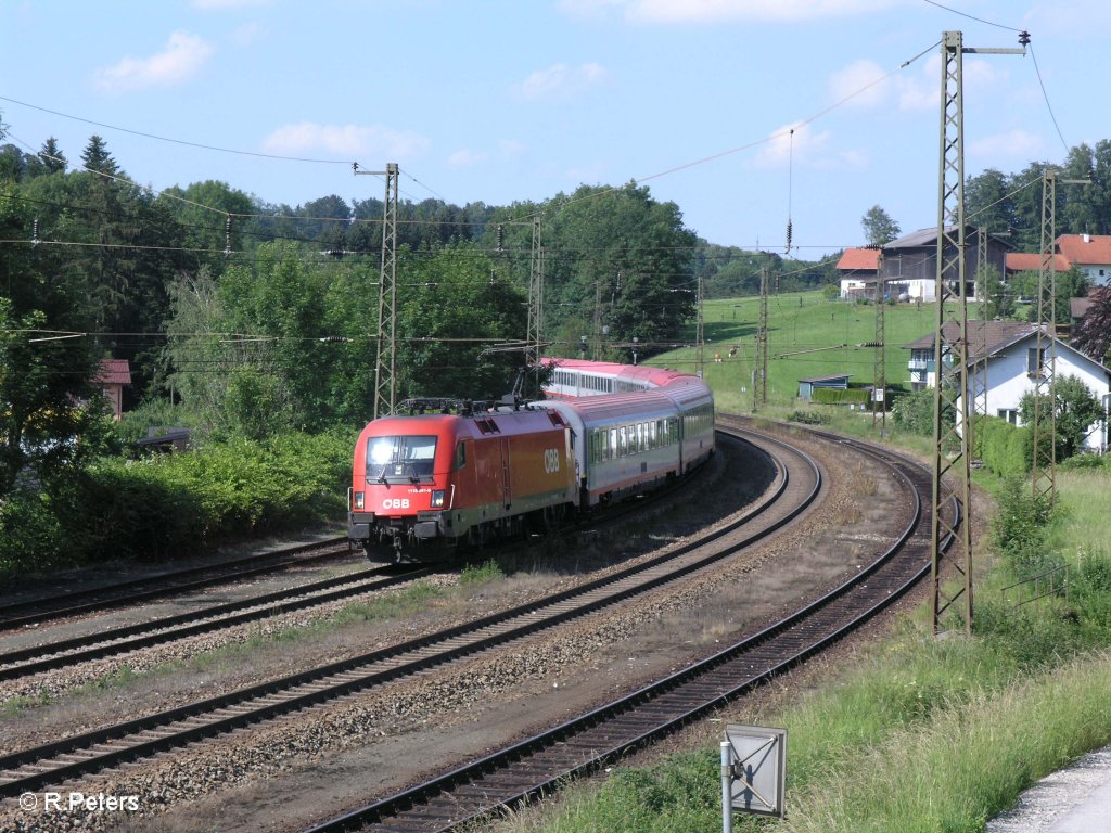 1116 241-9 zieht den BB IC 566 Salzburg Stadt Innsbruck durch Hellwang-Elixhausen. 13.06.09
