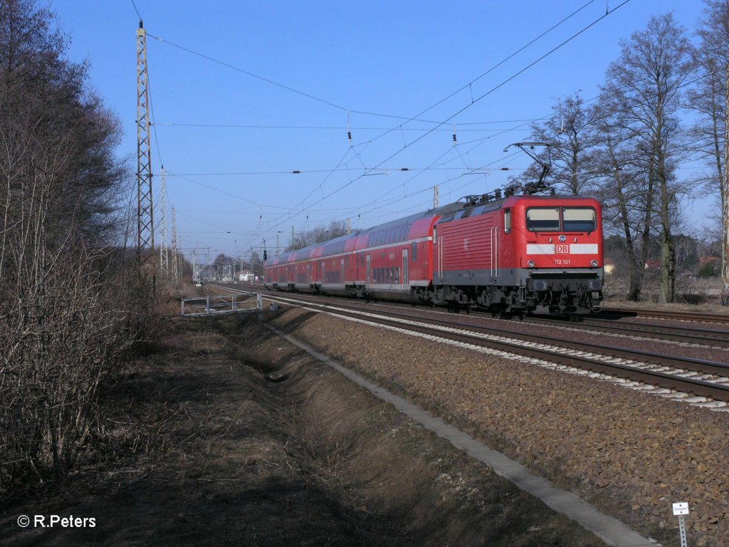 112 101 schiebt den RE 18170 Brandenburg HBF bei Briesen (Mark). 08.03.11