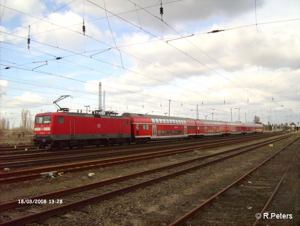 112 102-9 steht mit ein RE Magdeburg im Vorfeld von Eisenhttenstadt. 18.03.08