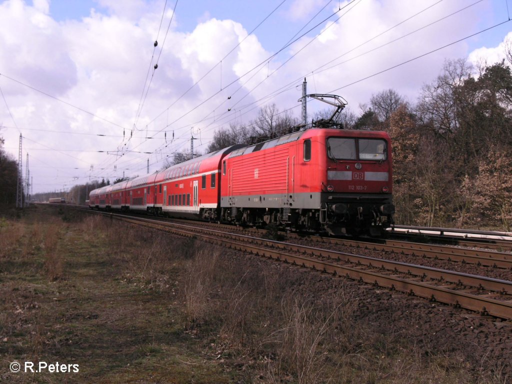 112 103-7 schiebt bei Berlin-Friedrichshagen den RE1 Magdeburg HBF. 19.03.08