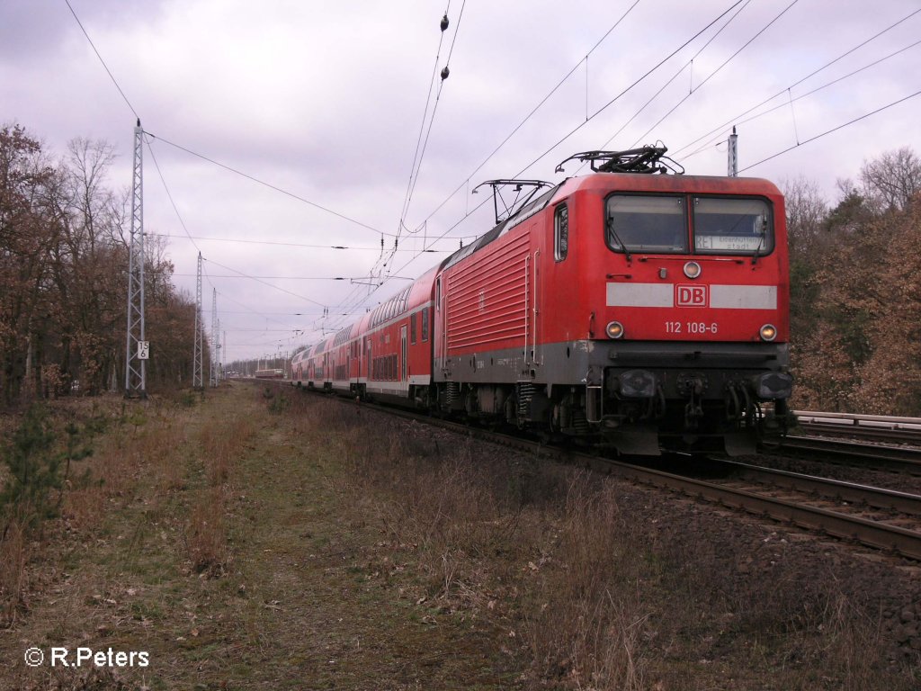 112 108-6 zieht bei Berlin-Friedrichshagen ein RE1 Eisenhttenstadt. 19.03.08