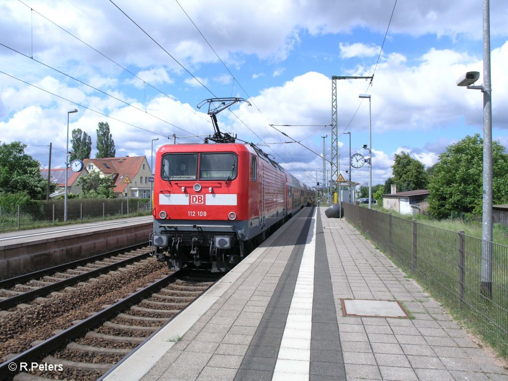 112 108 verlsst Jacobsdorf(Mark) mit den RE38020 Magdeburg HBF. 29.05.09
