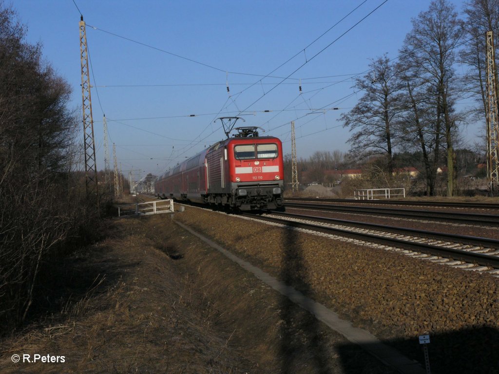 112 110 zieht bei Briesen(Mark) den RE 18151 nach Frankfurt/Oder. 08.03.11