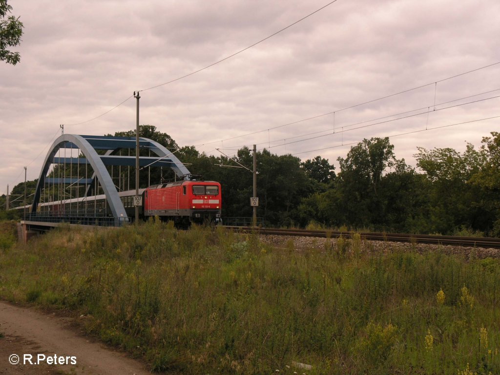 112 123-5 berquert die neue Brcke ber den Alten Kanal in Eisenhttenstadt mit den LDC Sonderzug. 12.07.08