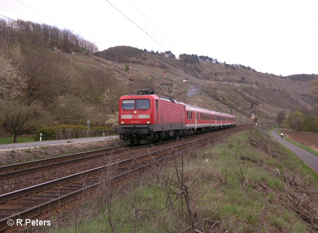 112 176-3 zieht eine RB Gemnden durchs Maintal bei Gambach. 12.04.08