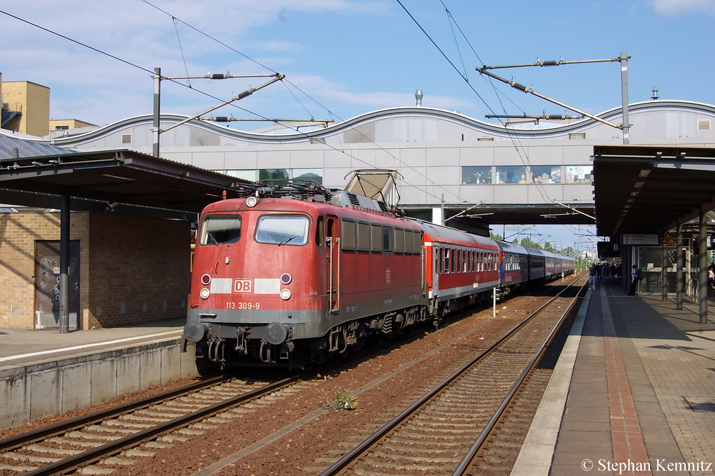 113 309-9 kam gerade mit der leer Garnitur des DZ 2681 im Potsdamer Hbf an. 11.07.2011