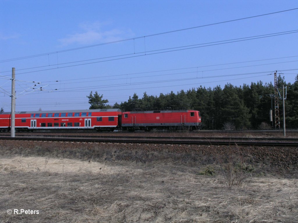 114 020 schiebt RE 1 Magdeburg HBF bei Wiesenau. 09.03.11