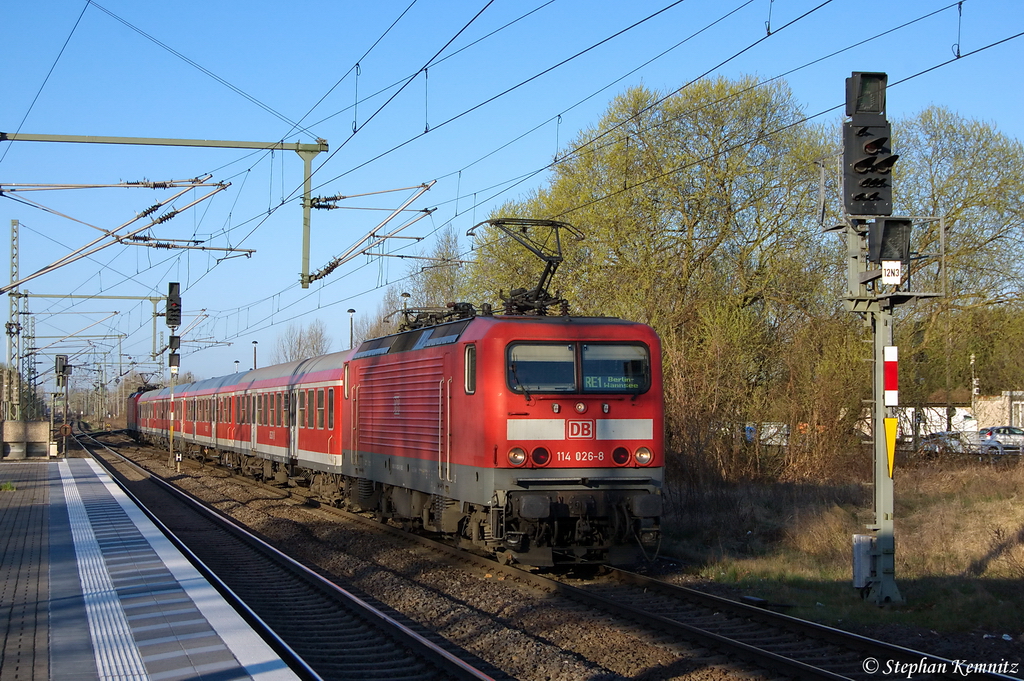 114 026-8 & 114 004 am Zugende mit dem RE1 (RE 69508) von Brandenburg Hbf nach Berlin Wannsee. Der Ersatzzug wurde hier gerade am Gleis 1 im Brandenburger Hbf bereit gestellt. 01.04.2012