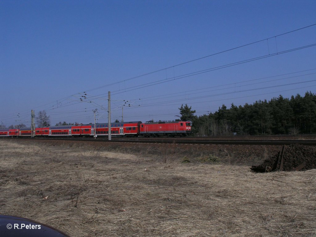 114 026 schiebt RE1 Magdeburg HBF bei Wiesenau. 09.03.11