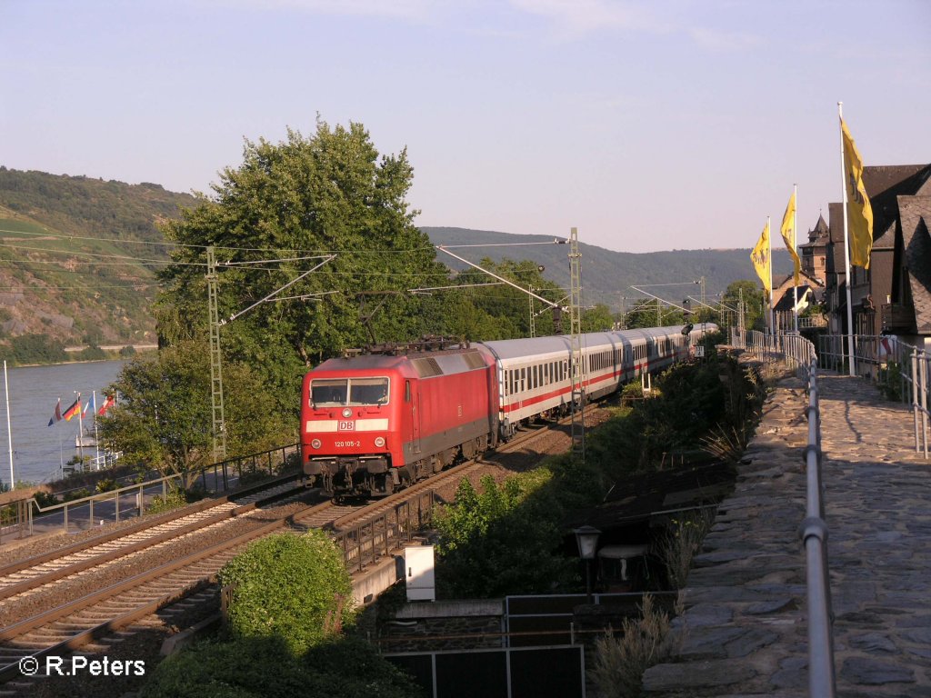 120 105-2 schiebt den IC 2019 Berlin – Stuttgart durch Oberwesel. 24.07.08
