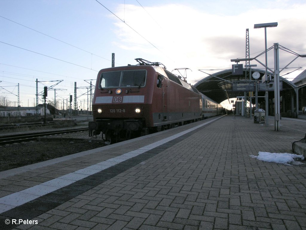 120 112-8 hat Halle (Saale) mit den IC 2110 nach Oldenburg erreicht. 26.12.09