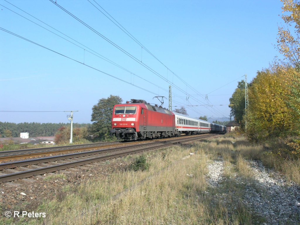 120 127-6 zieht bei Sengenthal bei Neumarkt den IC 1987 Rottaler Land Hamburg-Mhldorf. 25.10.08

