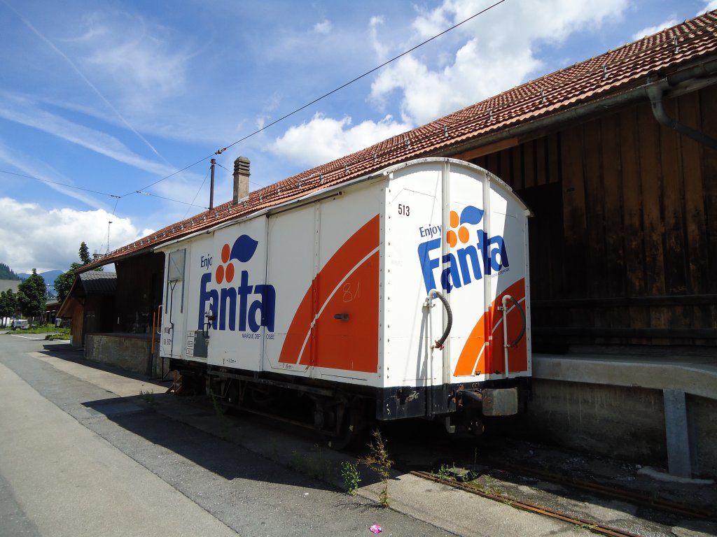 (128'043) - MOB Gterwagen - Nr. 513 - am 25. Juli 2010 im Bahnhof Zweisimmen