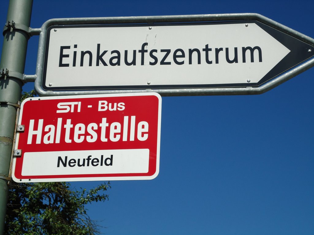 (128'186) - Wegweiser  Einkaufszentrum  + STI-Haltestelle - Thun, Neufeld - am 1. August 2010