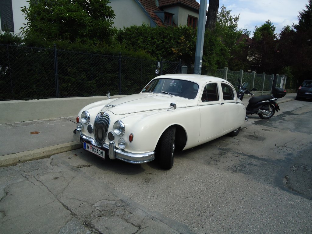 (128'350) - Jaguar - W 93 AGN - am 8. August 2010 in Wien