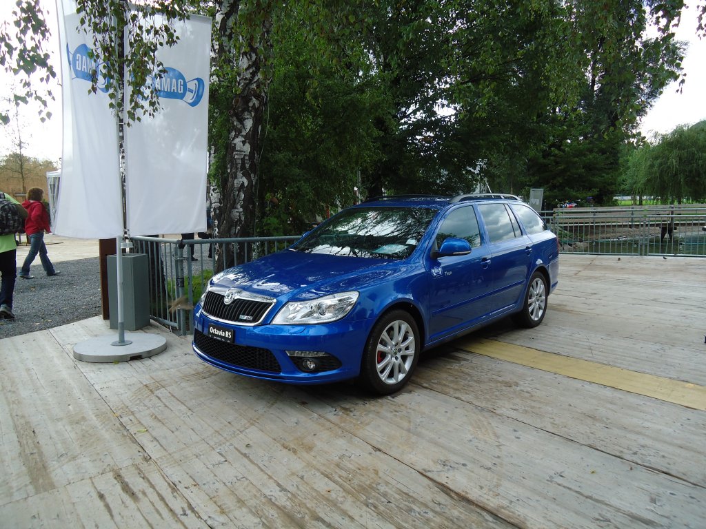 (128'690) - Skoda Octavia am 12. August 2010 in Thun, Thuner Seebhne